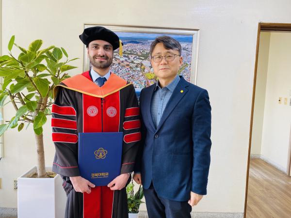 졸업과 학위 취득을 축하합니다!